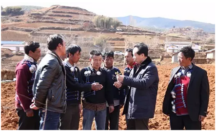 耿福能在涼山州布拖縣樂安鄉(xiāng)火燈村調(diào)研指導(dǎo)附子種植